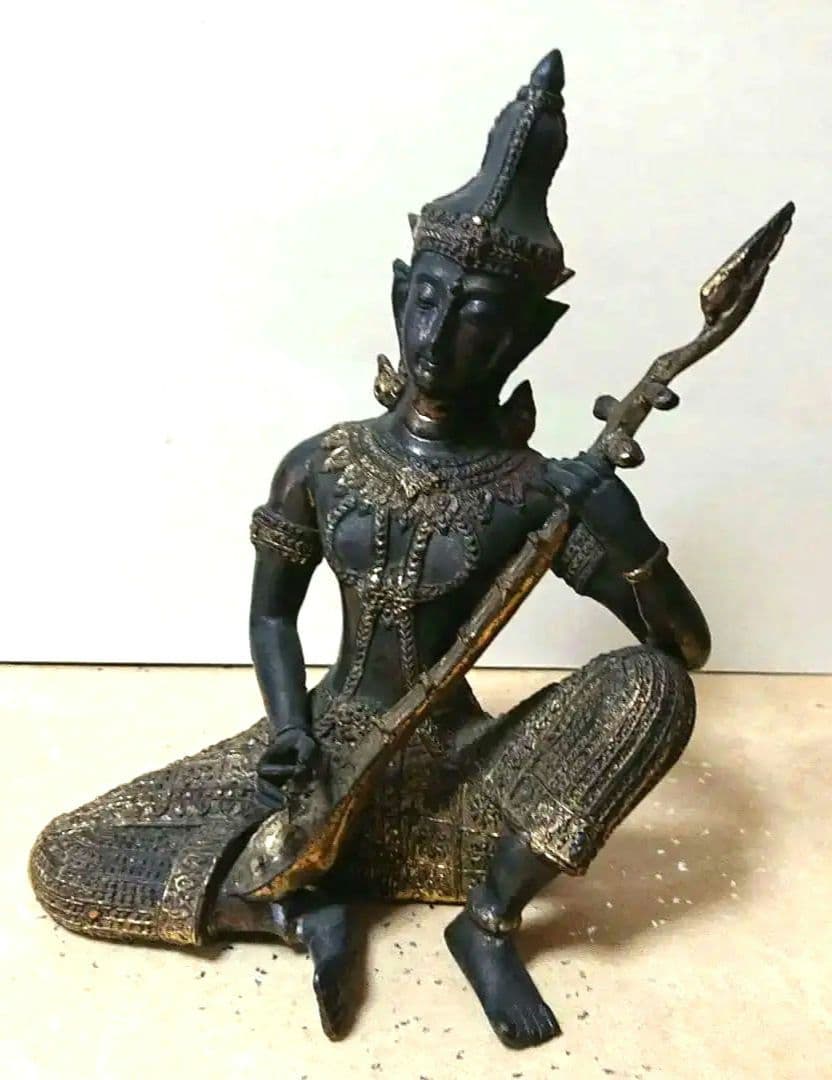 密教法具を持つチベット仏像