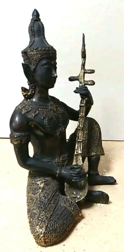 密教法具を持つチベット仏像