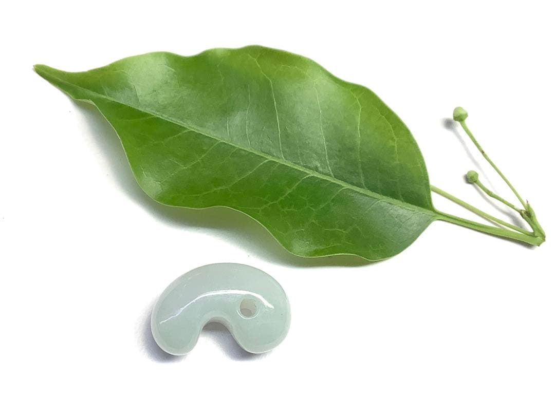 ⭕️1個だけ本物ジェダイトをお持ちください　糸魚川翡翠勾玉　ロウカン‼️機械鑑定付