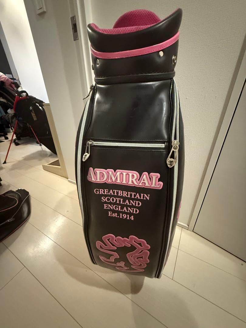 【アドミラルゴルフ】立体ロゴモノグラム 9型キャディバッグ フード付き黒ピンク