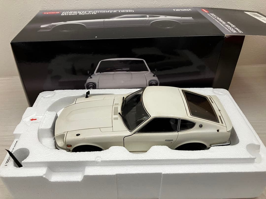 1/18京商 日産　フェアレディZ S30 左ミラーは欠品です。