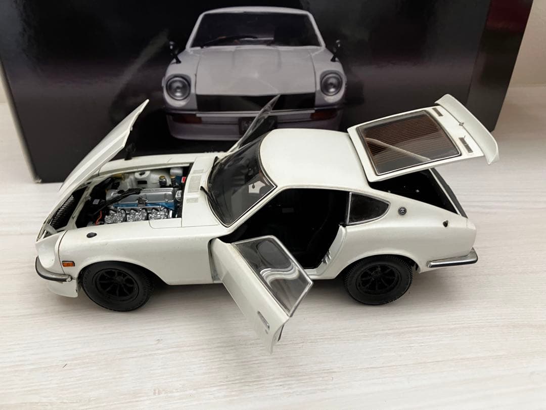 1/18京商 日産　フェアレディZ S30 左ミラーは欠品です。