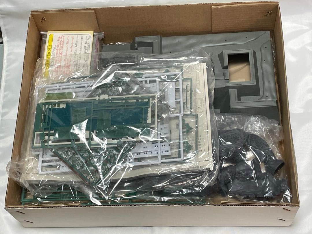 値引き！ソフビキット ゴジラ名古屋城に接近！モスゴジ ジオラマセット