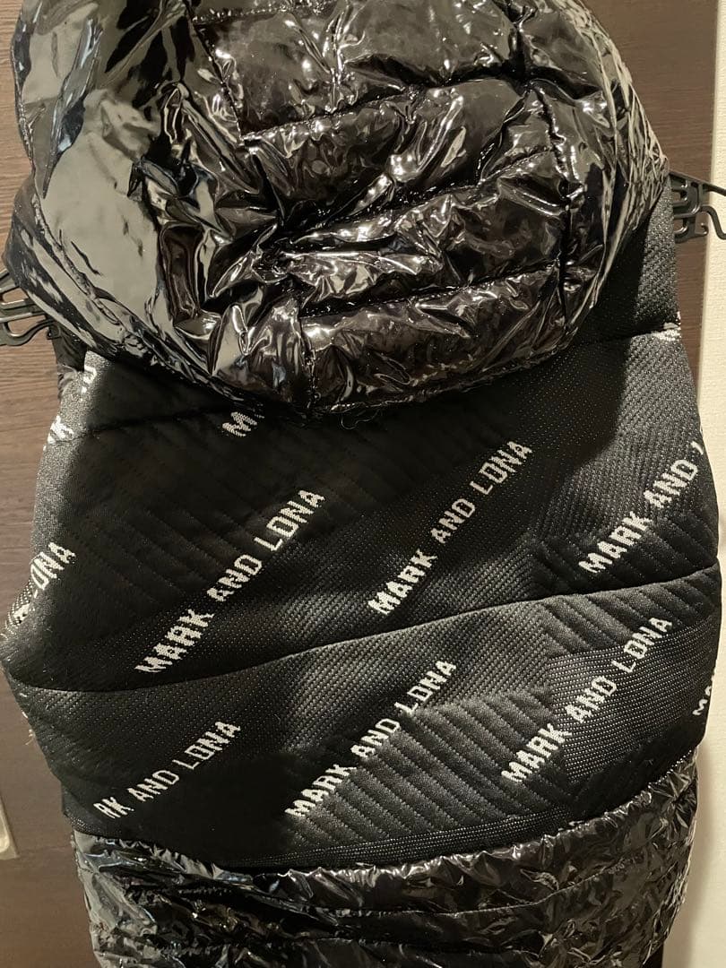 ダウンベスト　マークアンドロナ