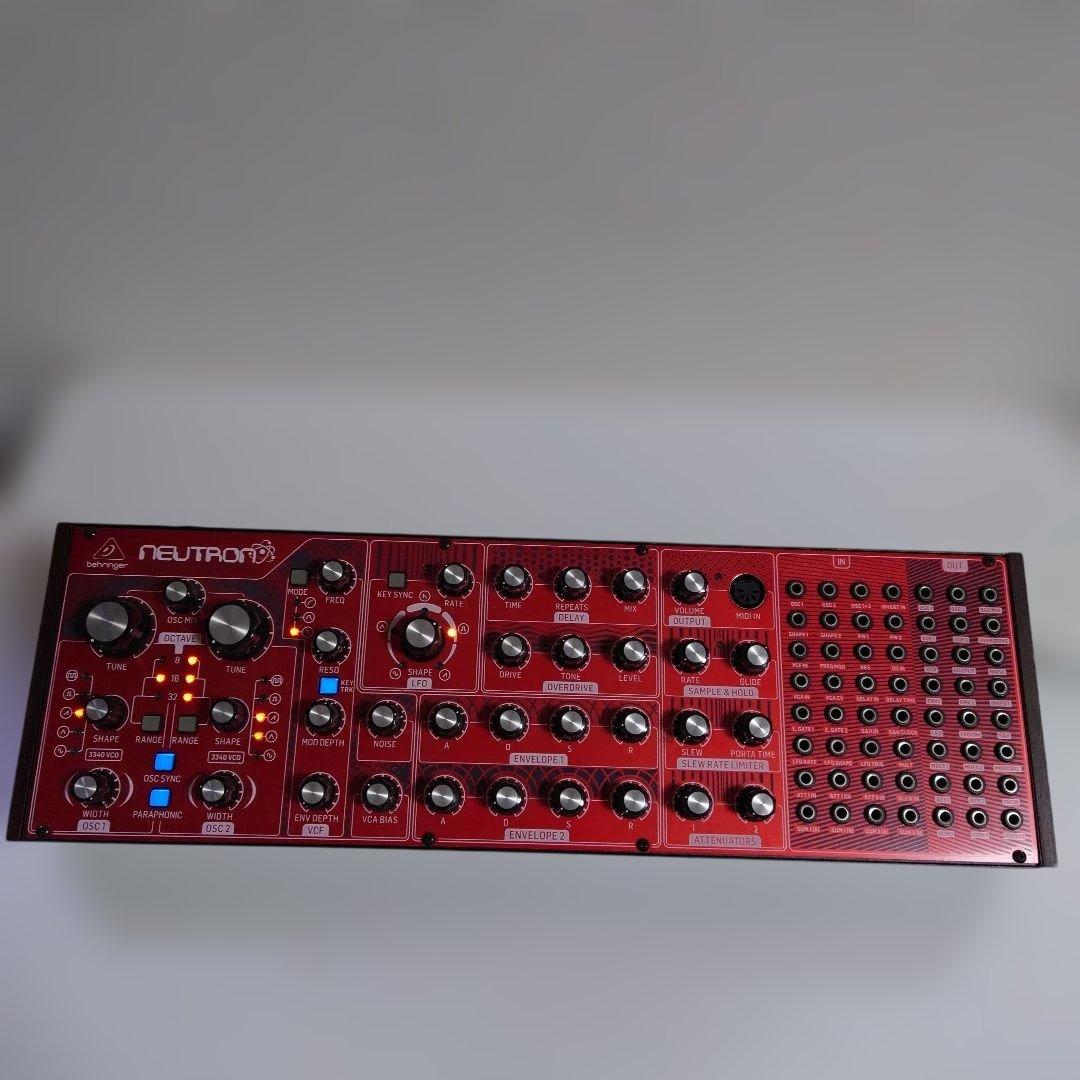 BEHRINGER Neutron モジュラーシンセサイザー　ベリンガー