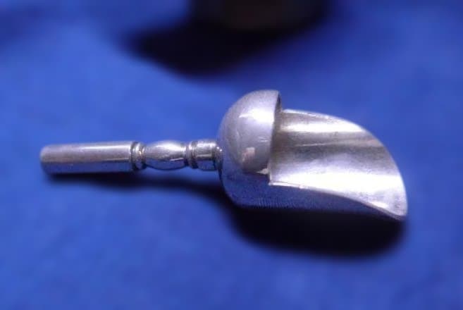 貴重なアンティーク　銀製品のシュガースカットルです。