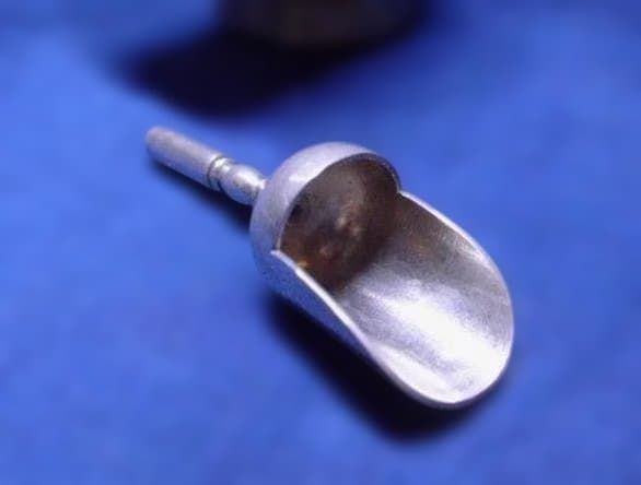 貴重なアンティーク　銀製品のシュガースカットルです。