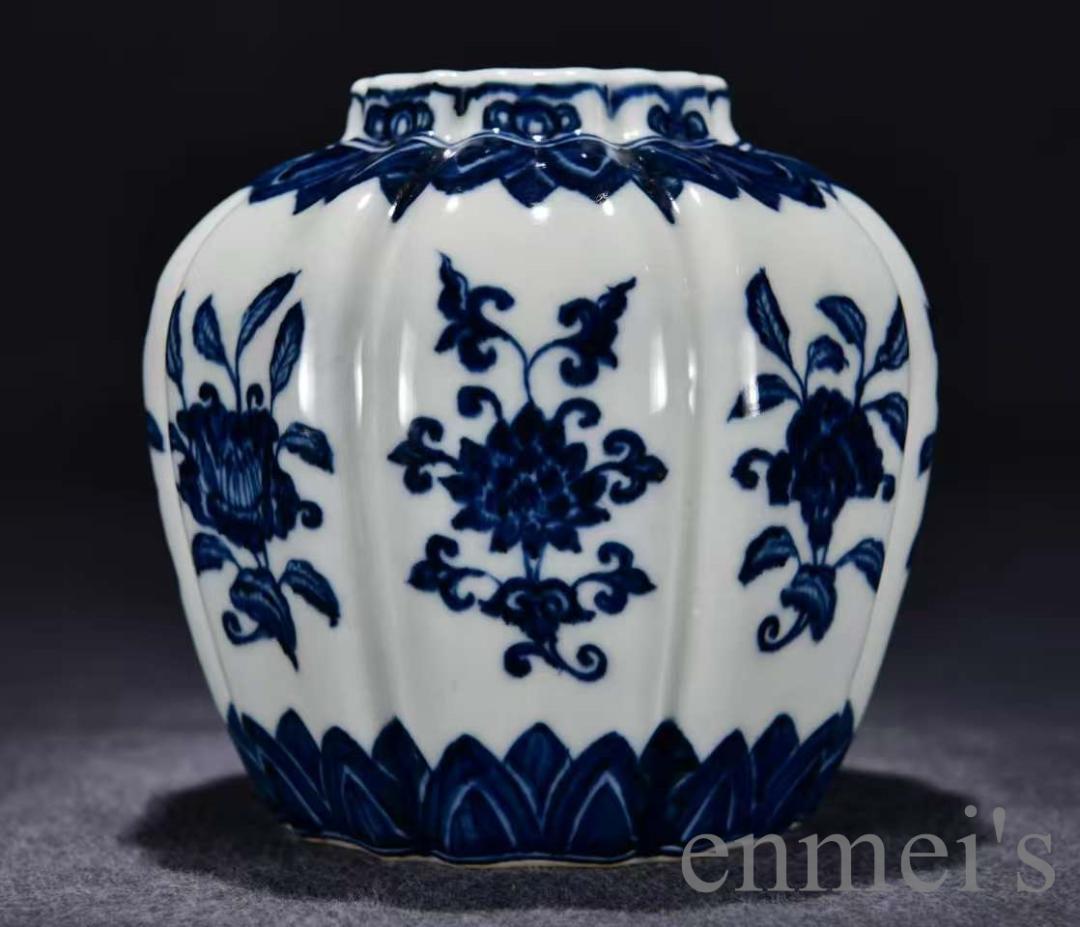 中国古美術・珍品・大明宣徳紋・青花纏枝花紋缶・瓜棱形・青花磁・陶磁器・文房・花瓶