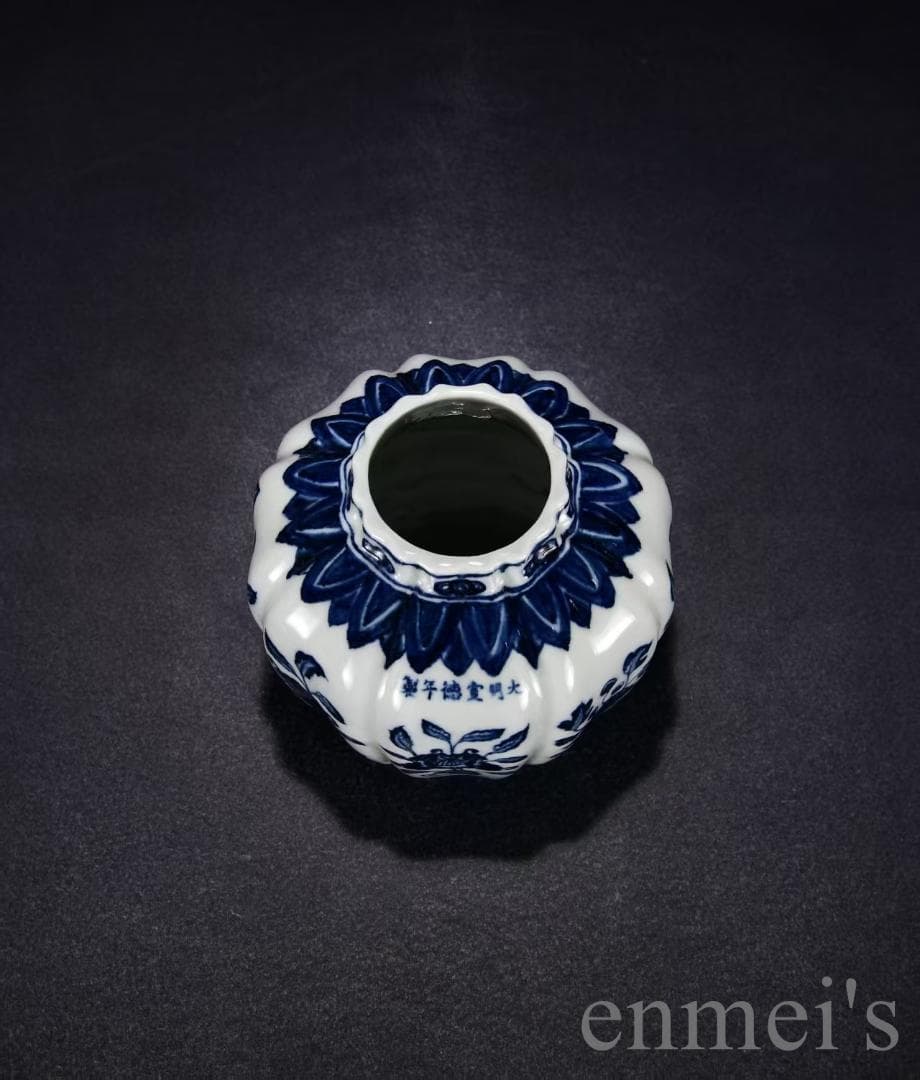 中国古美術・珍品・大明宣徳紋・青花纏枝花紋缶・瓜棱形・青花磁・陶磁器・文房・花瓶