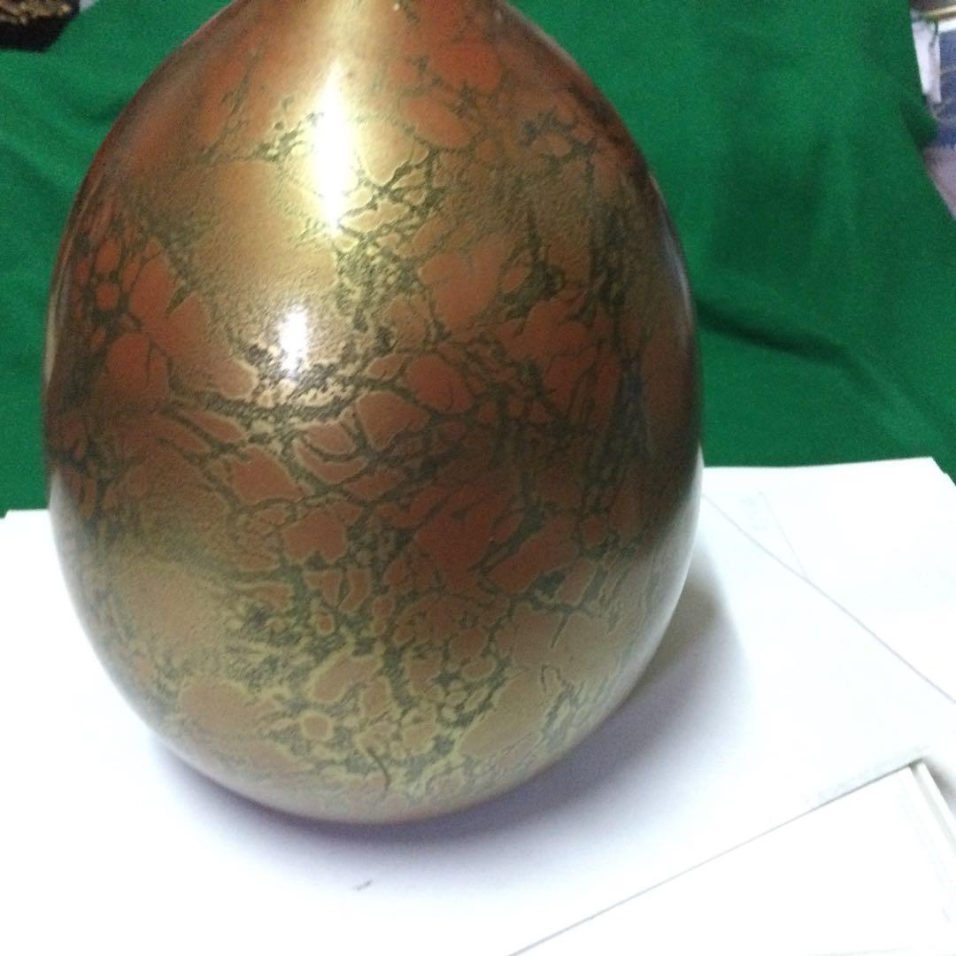 鉱物か?陶器か分かりません。