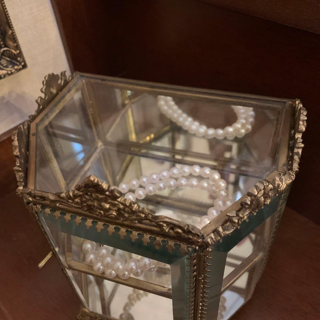 ガラスと真鍮の2段ロココジュエリーボックス