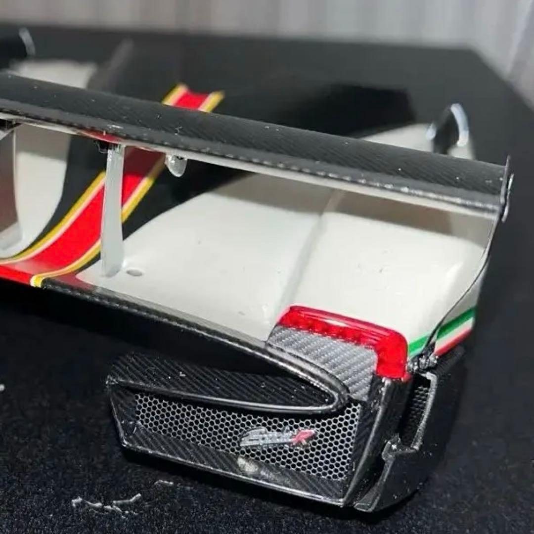 【絶版】オートアート，1/18パガーニゾンダ ホワイト（イタリアンストライプ）