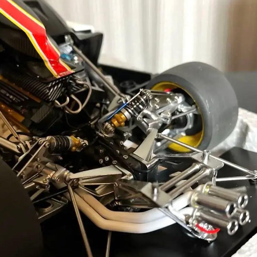 【絶版】オートアート，1/18パガーニゾンダ ホワイト（イタリアンストライプ）