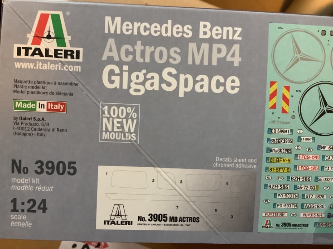 イタレリ　メルセデスベンツ　アクトロス　MP4　ギガスペース　1/24