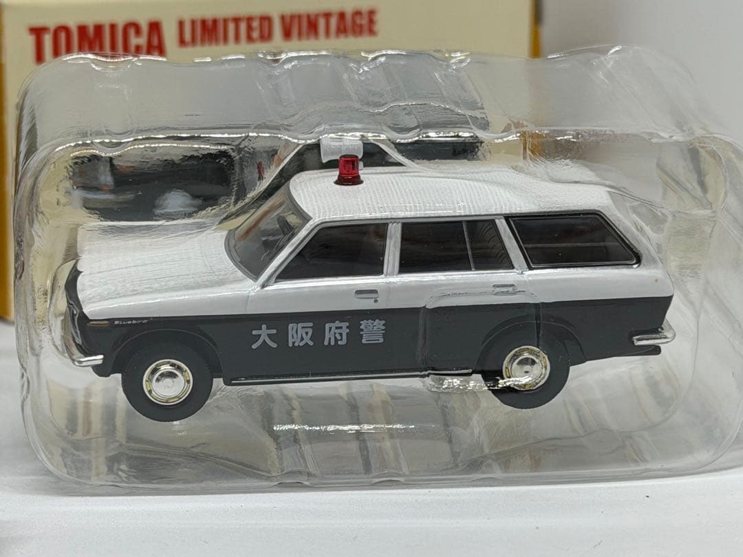 トミカリミテッドヴィンテージ ダットサン ブルーバード バン ２台
