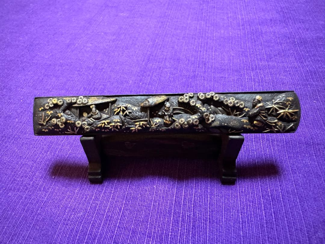 不世出の逸品　三顧礼図　無銘鉄元堂派　小柄　鉄地容彫金銀銅色絵象嵌（目貫笄鍔鐔拵