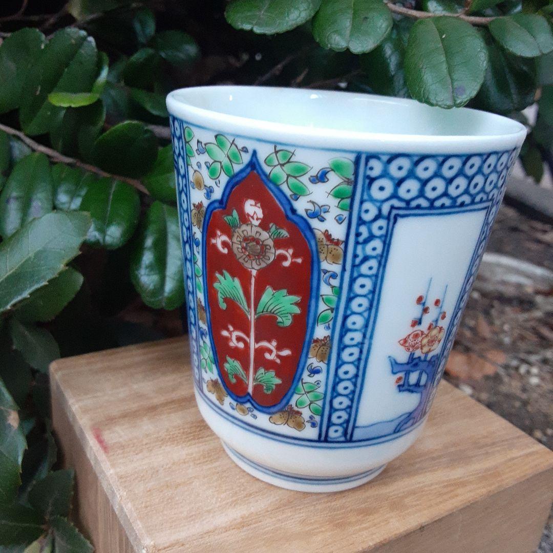 酒井田柿右衛門と書いて有ります。御湯のみ。何代目か分かりません。