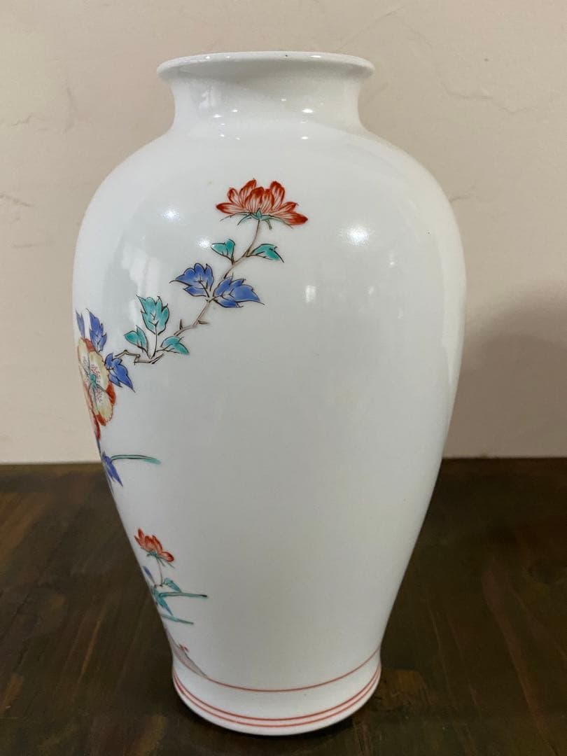 13代柿右衛門　錦　岩牡丹文　花瓶