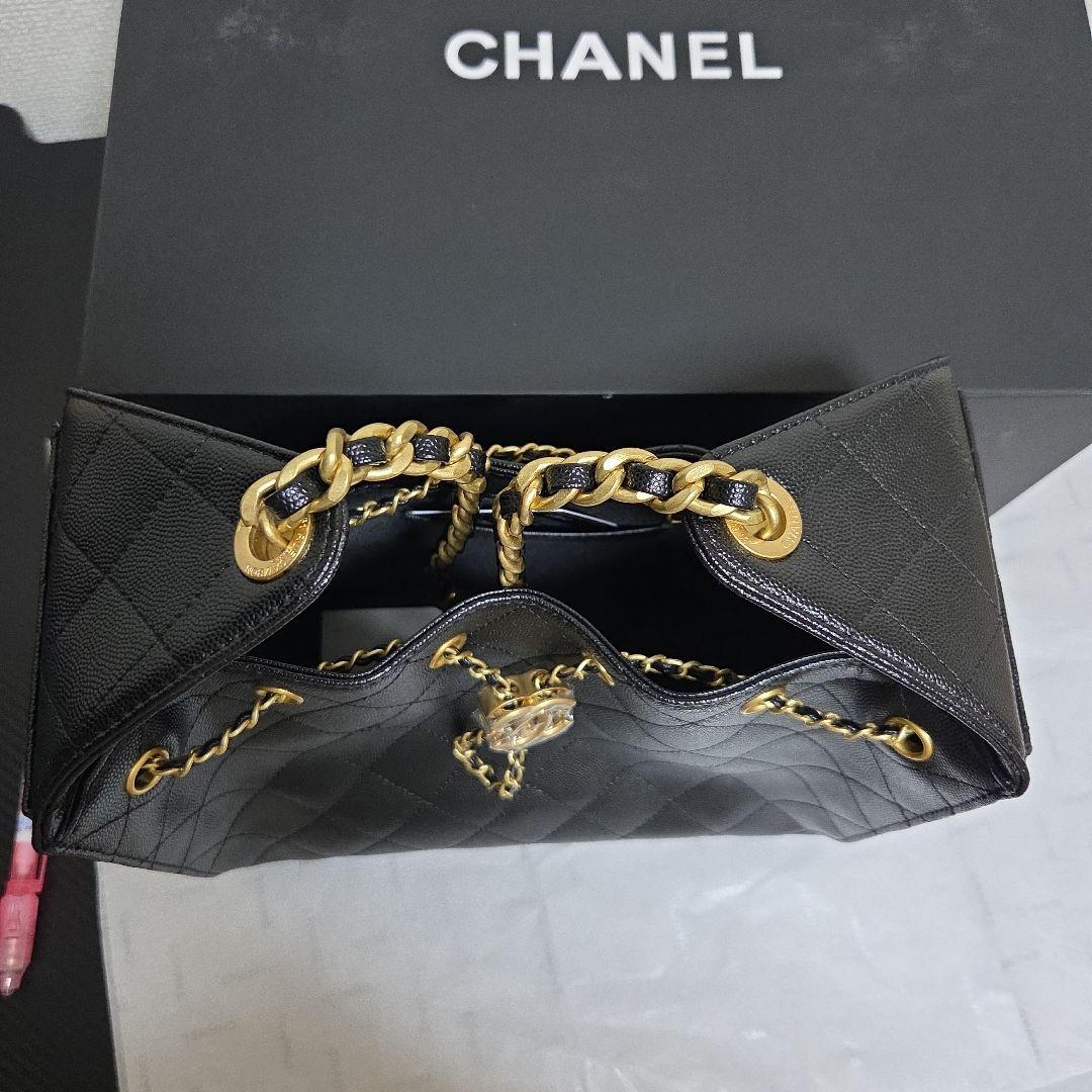 Chanel ノベルティキルティングレザー製、ゴールドチェーンショルダーバッグ。