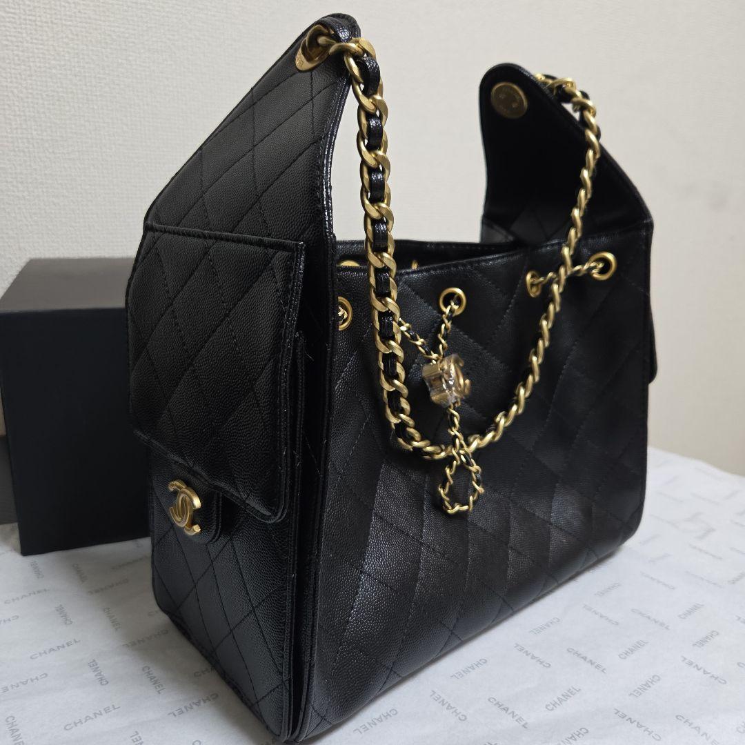 Chanel ノベルティキルティングレザー製、ゴールドチェーンショルダーバッグ。