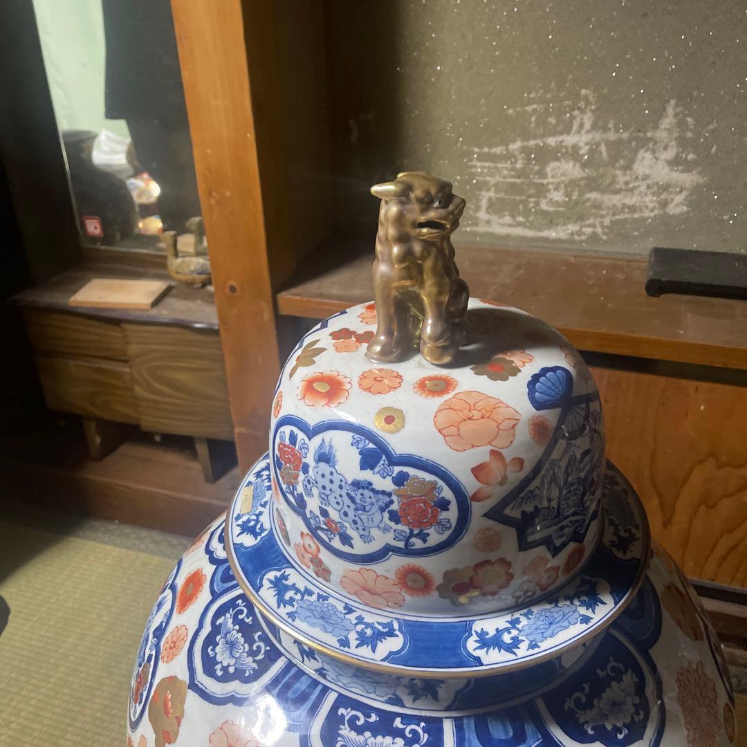 伝統的な日本の陶器 壺 獅子の蓋付き