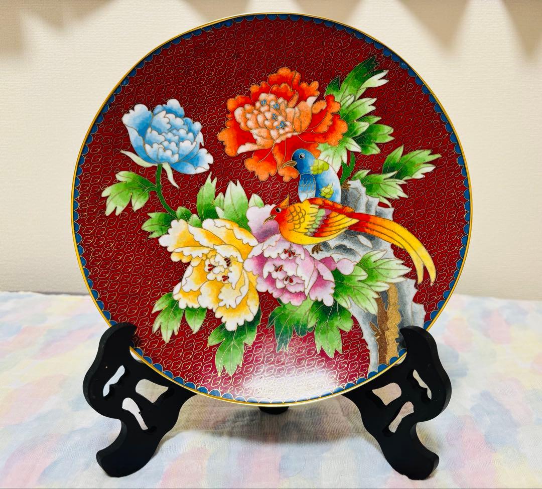 金属装飾の赤い花と鳥の皿