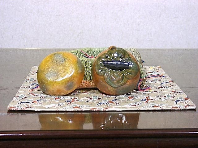 嵯峨焼　落柿舎 造　柿（俳句入）香合　無傷　共箱　保証。