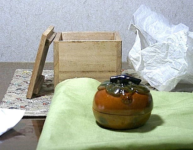 嵯峨焼　落柿舎 造　柿（俳句入）香合　無傷　共箱　保証。