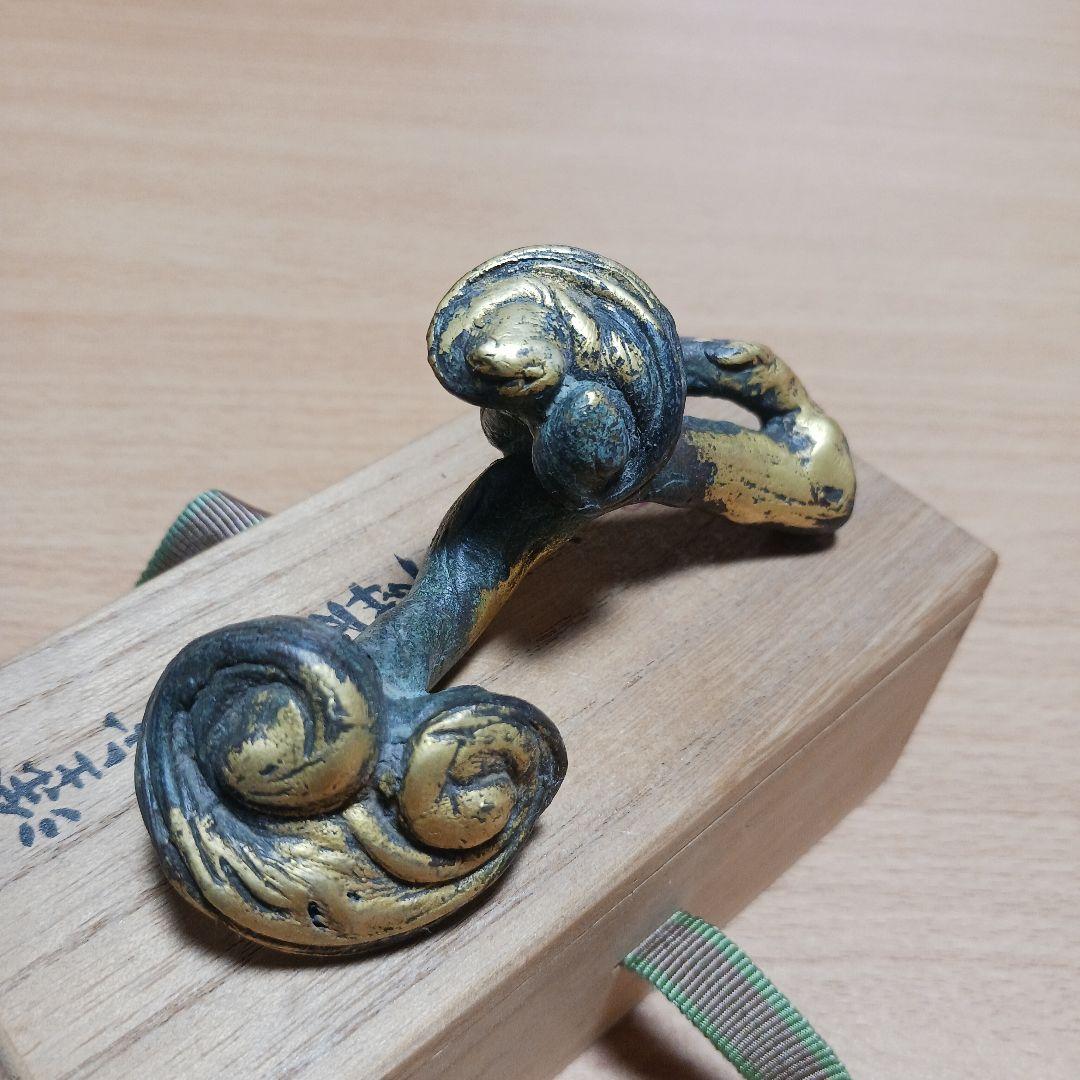 秦蔵六　塗金銅霊芝(サルノコシカケ)書鎮　共箱