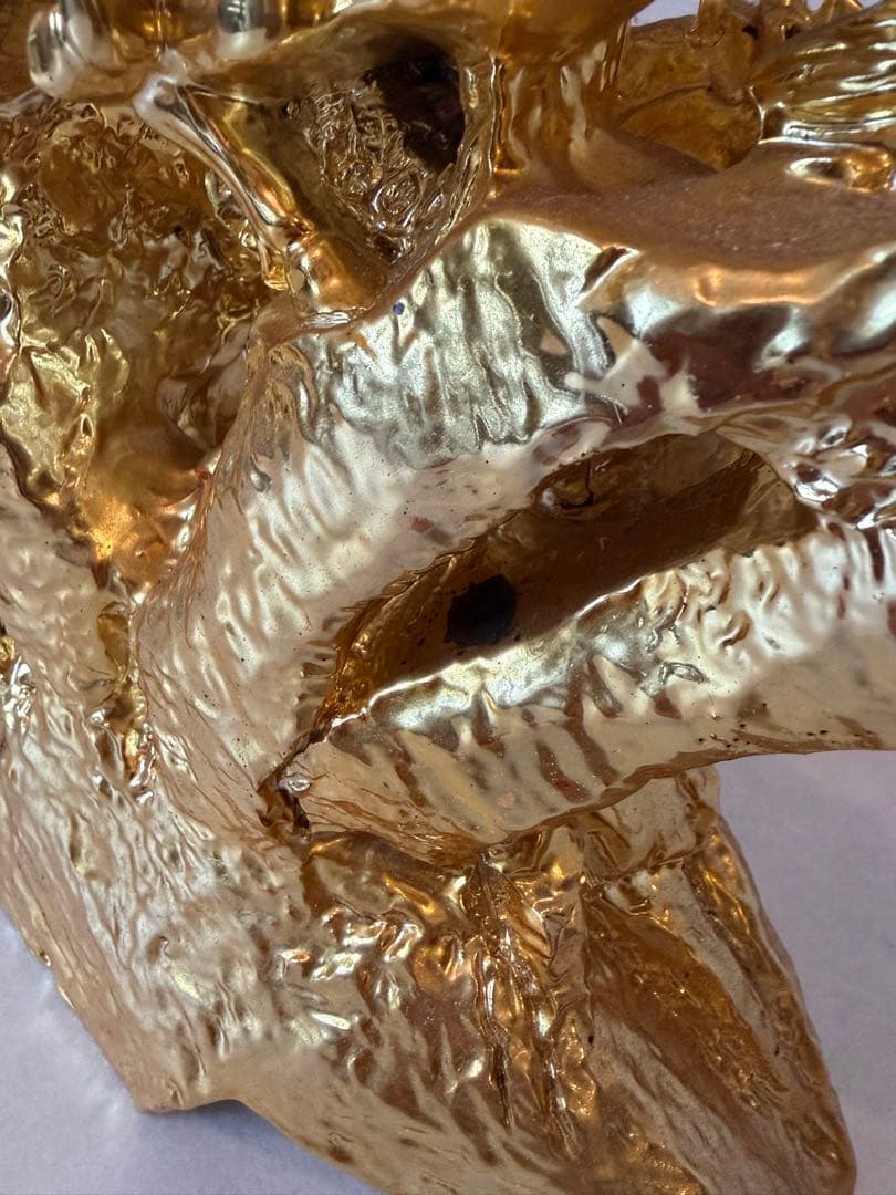 金色の馬の彫刻置物