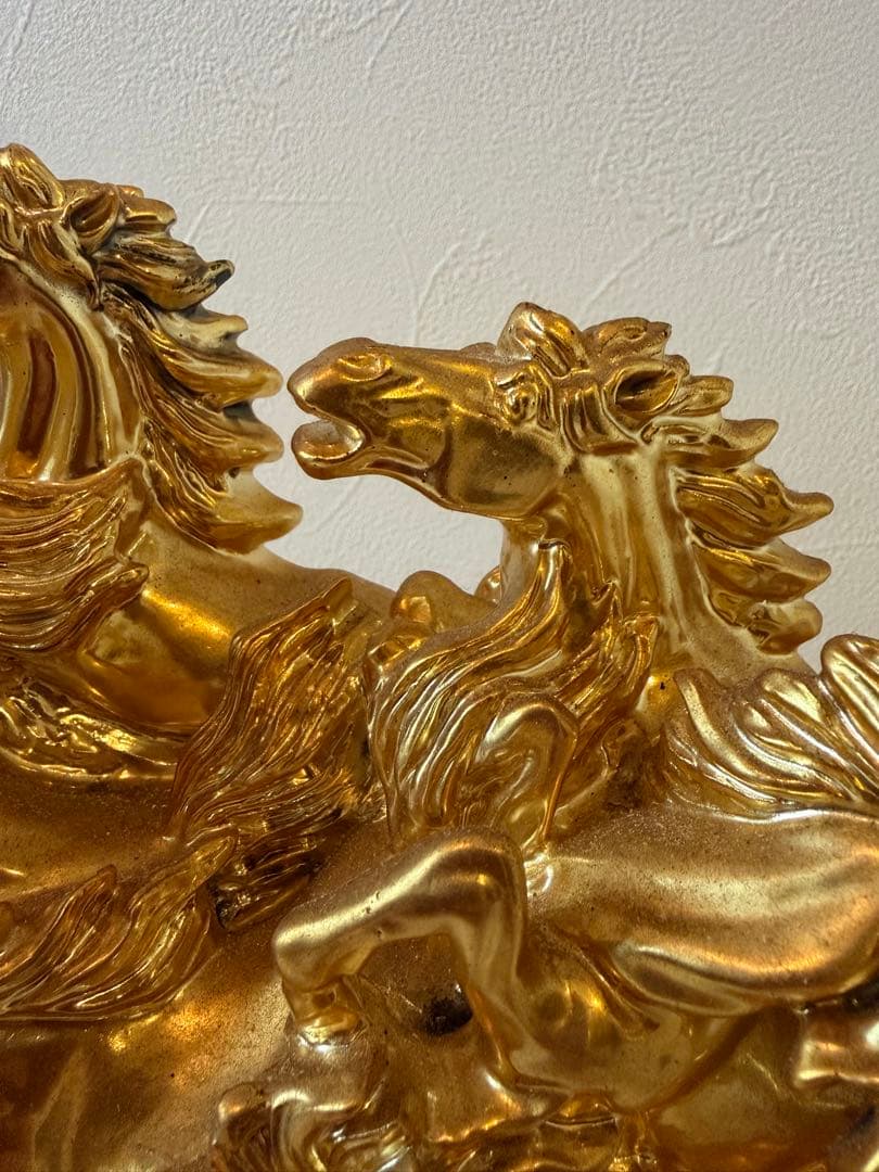 金色の馬の彫刻置物
