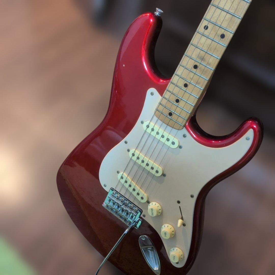 Squier Stratocaster　ジャンク傷あり。 エレキギター レッド