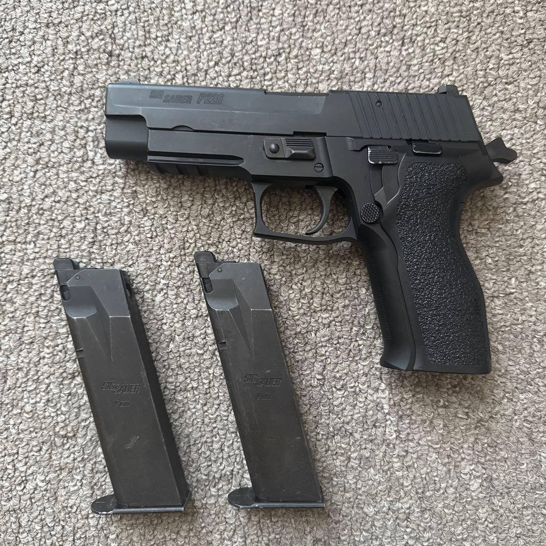 【成約済:マツさん】SIGP226ハンドガン弾倉2本、ホルスター付き(エアガン)