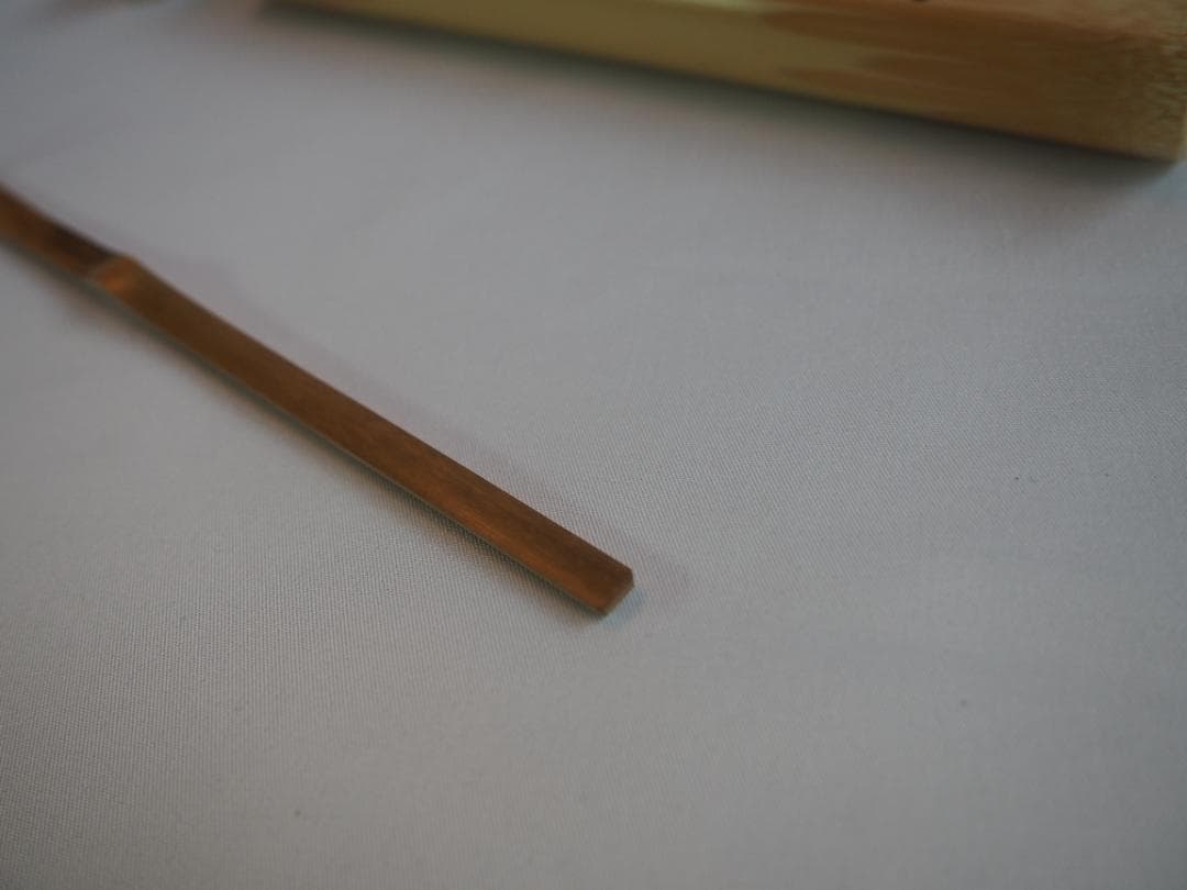 裏千家15世鵬雲斎自作『竹茶杓』銘：鉾の兒（ほこのちご）共箱・共筒