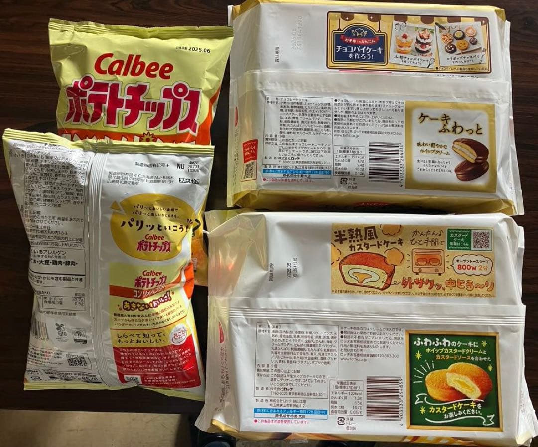 カップ麺とお菓子の販売です。