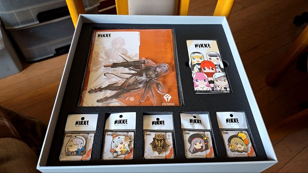 【めっちゃレア】NIKKE1周年記念ボックスアクリルスタンド、ピンバッチセット