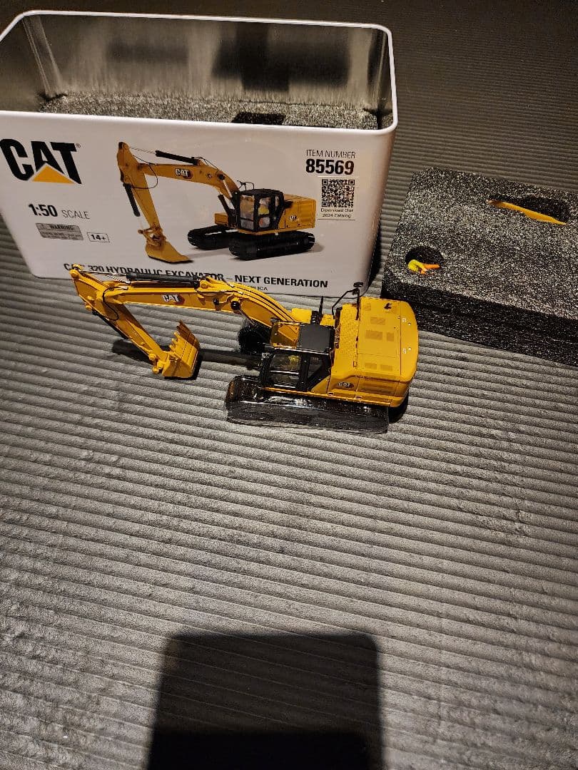 模型製作用品 CAT 320 Hydraulic Excavator 1:50