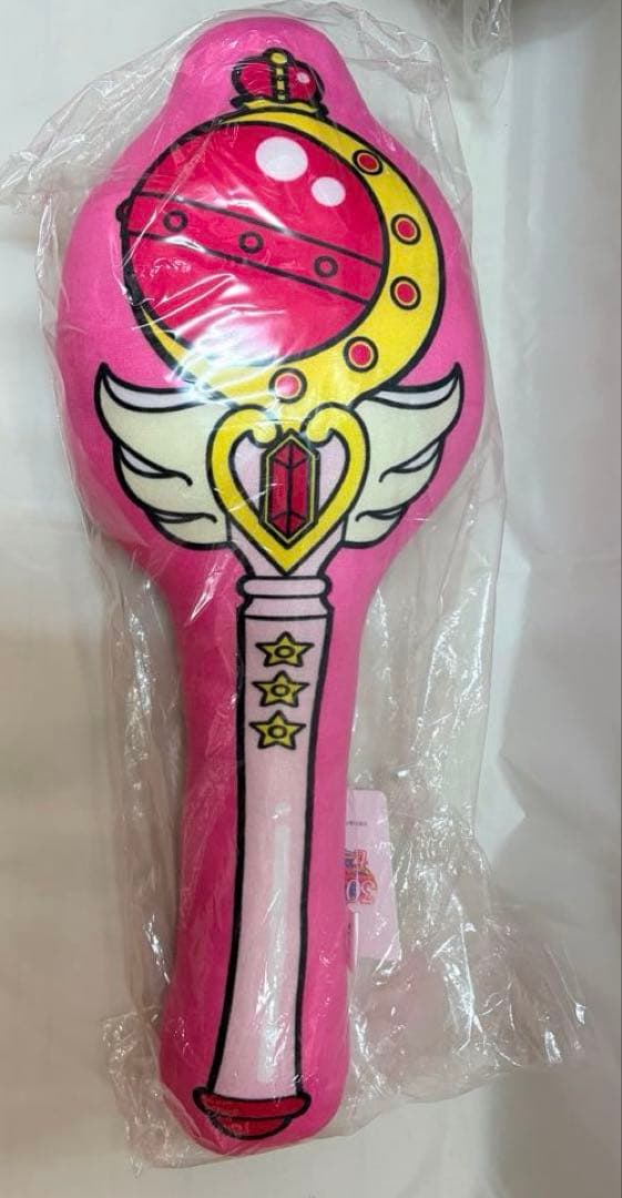 601ぬ　セーラームーン　ミュージアム　クッション　キューティームーンロッド