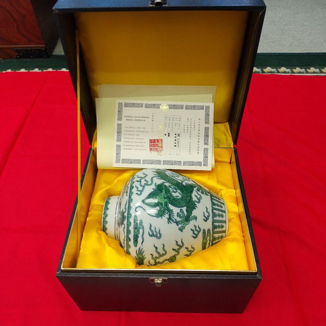 白と緑のドラゴン模様の陶器壺