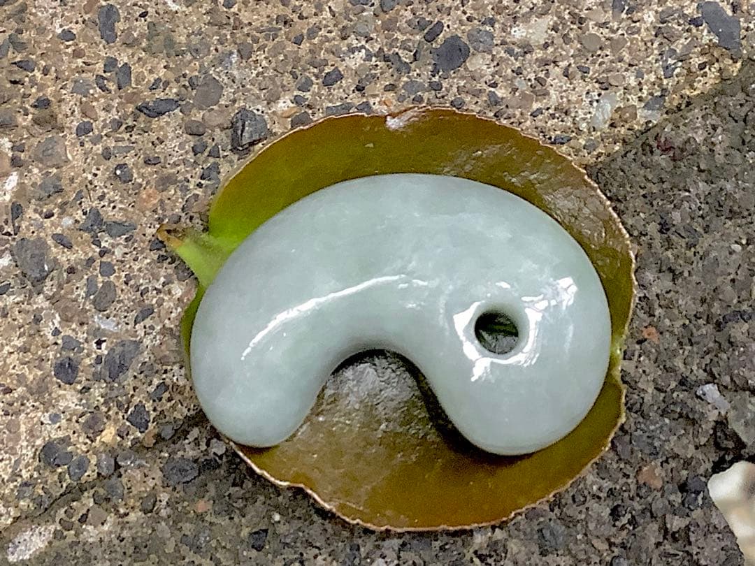 お身近に✳品質*価格に自信の糸魚川翡翠勾玉　守護石*お守りに　鑑別書取得の本物を