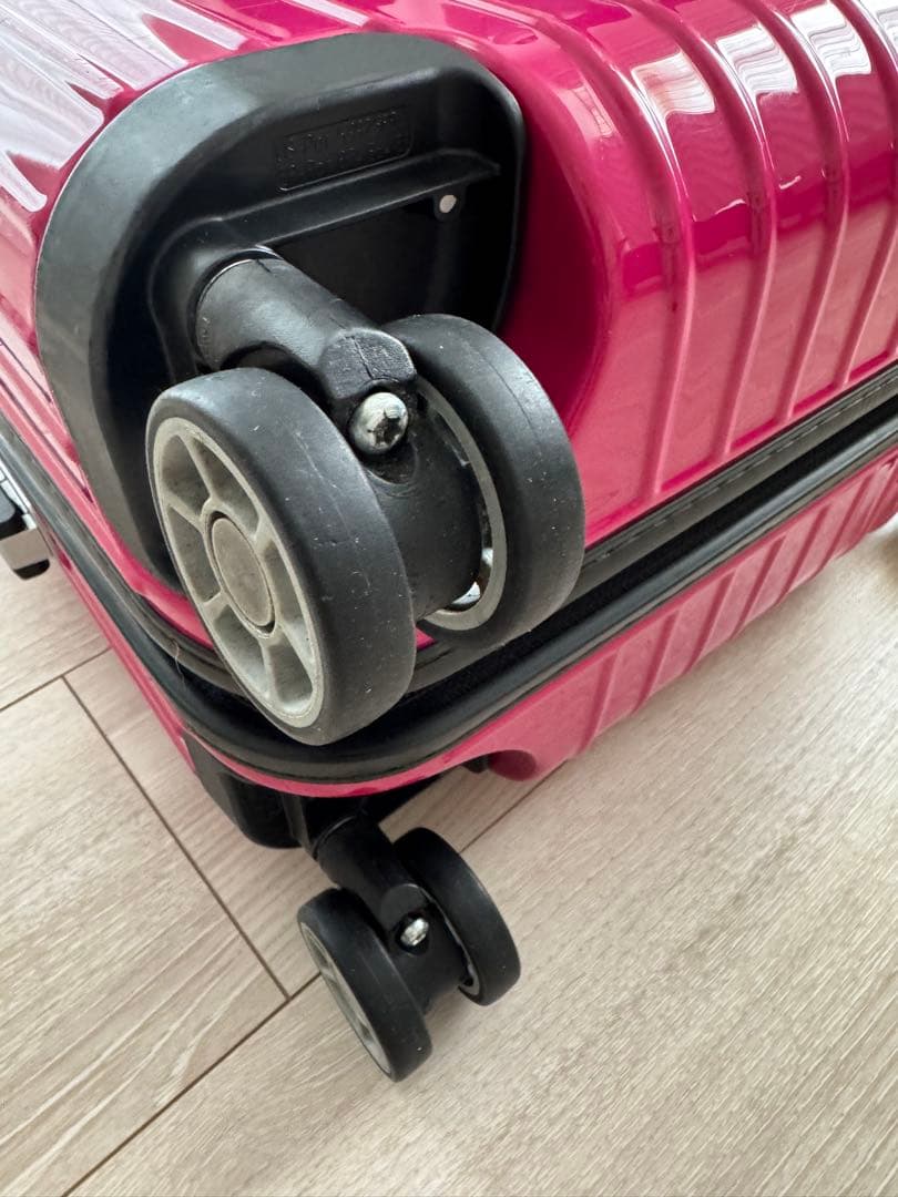 リモワ　サルサデラックス　4輪　機内持ち込み　ルビーレッド(ハワイ限定色)