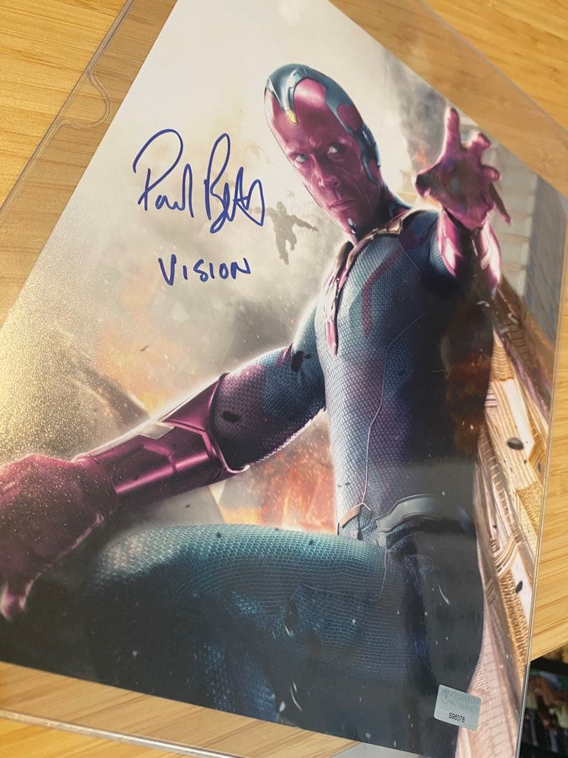MCUヴィジョン役ポールベタニー氏の直筆サイン入りポートレート＆キャラネーム入り