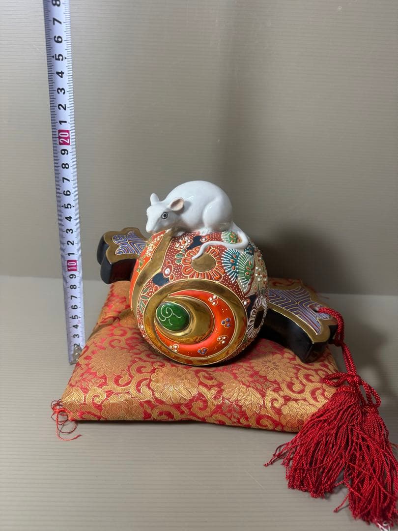 2118九谷焼 時代色絵 小槌に白ねずみ 干支置物　十二支子 縁起物　座布団付き