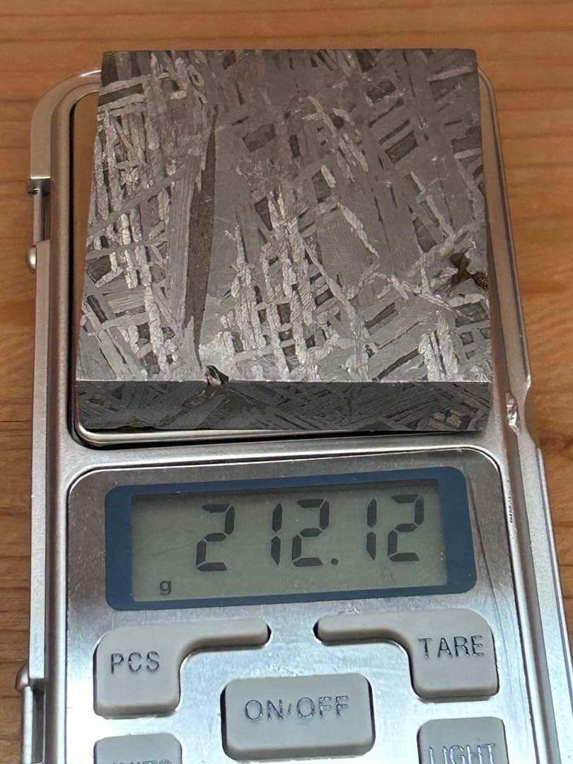 ウ*ル様 アルタイ鉄隕石。美しい四角形。約212.12g