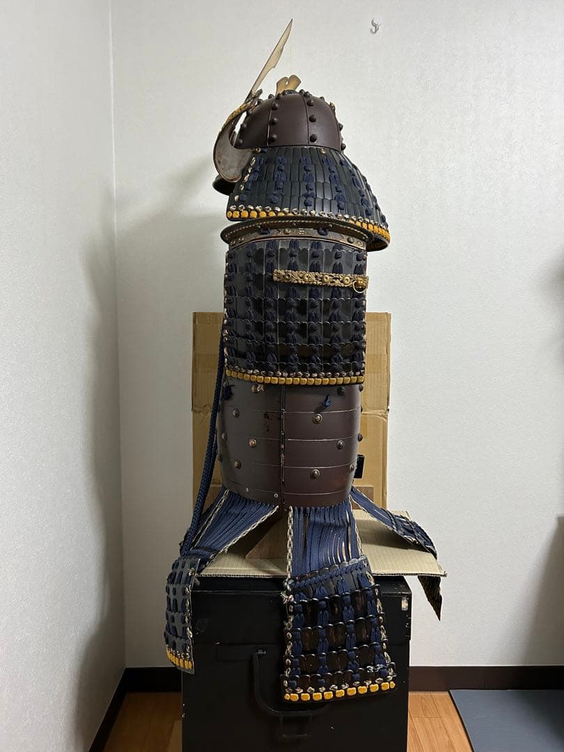 甲冑工房丸武製　紺糸威鉄錆笠鋲二枚胴具足　等身大