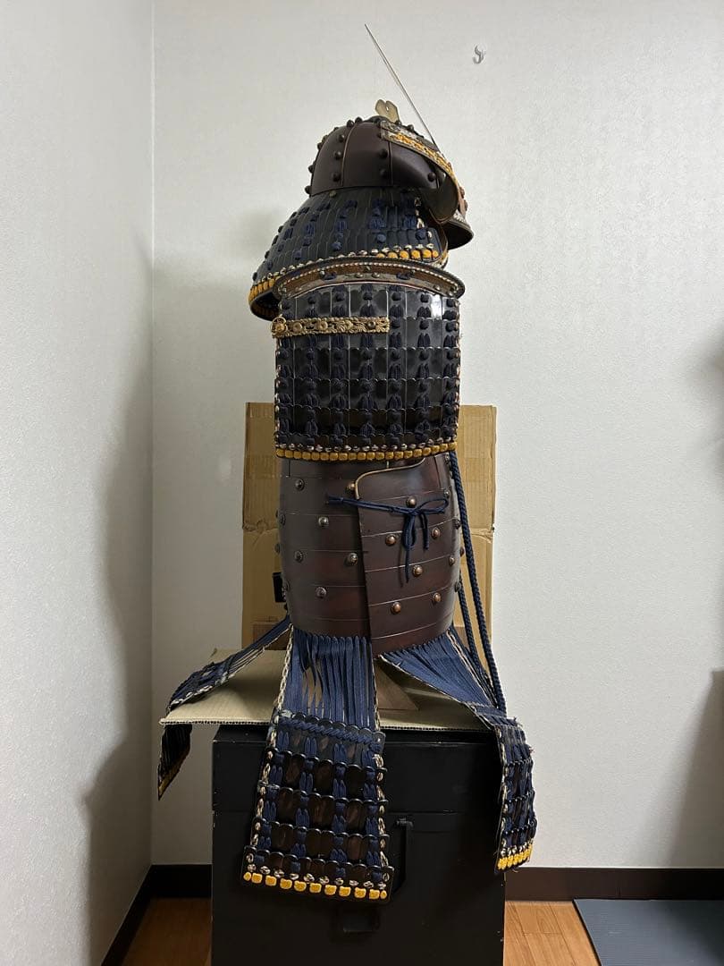 甲冑工房丸武製　紺糸威鉄錆笠鋲二枚胴具足　等身大