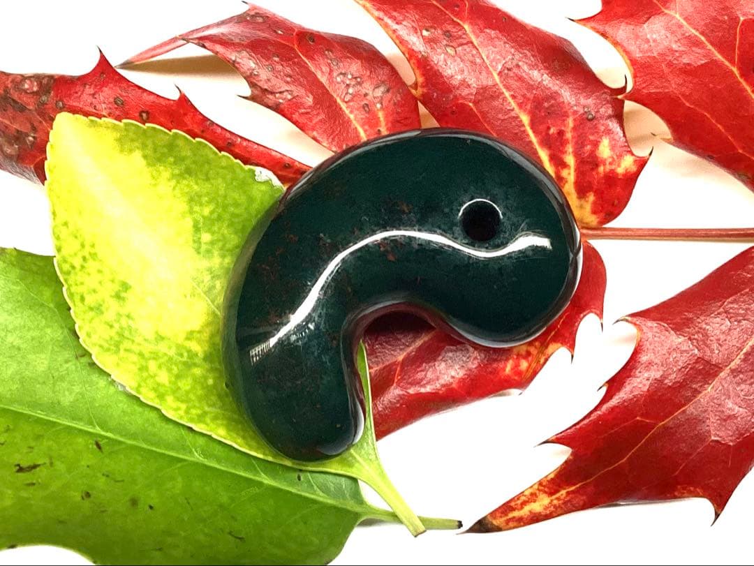 ✳摩訶不思議な力　特大出雲石勾玉【碧玉】赤い鉄分浮かぶ濃厚な結晶　鑑別書付‼️