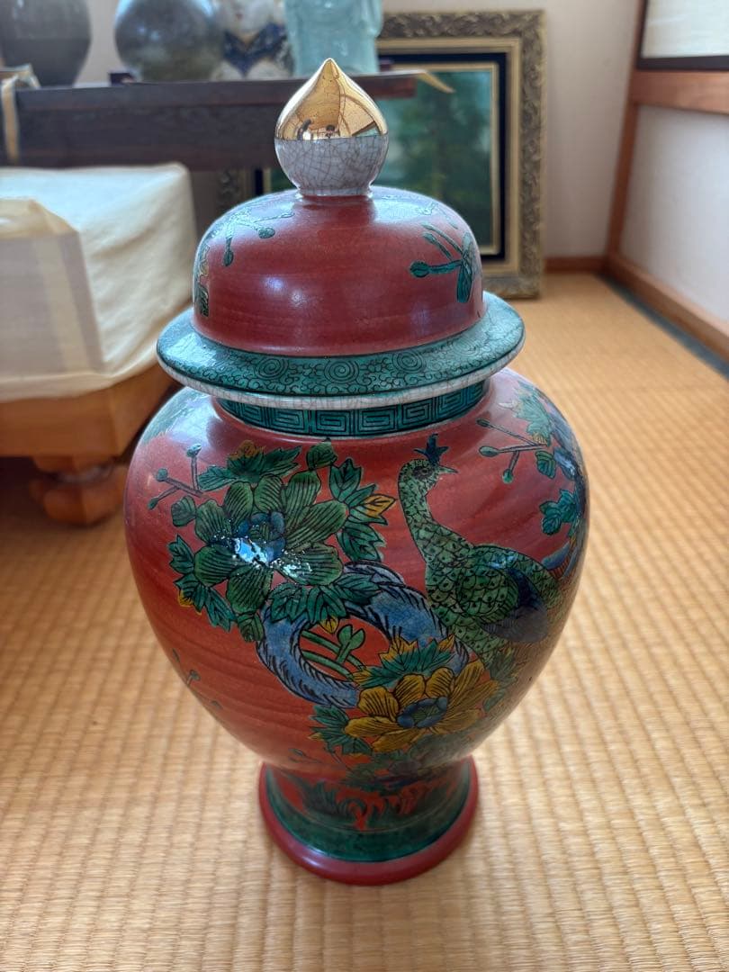 孔雀デザインの陶器壺　薩摩焼