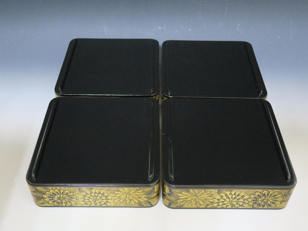 【輪島塗】極上菊詰沈金 四段重箱 内朱塗 蓋二枚 縁網代沈金重台付 天然木 共箱