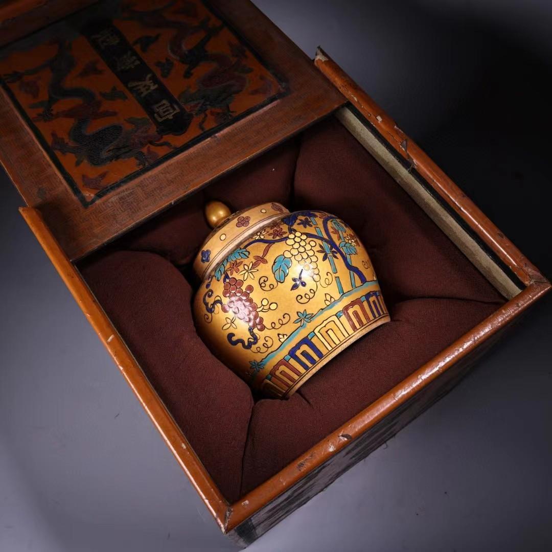 中国古美術・旧蔵・純手描き・描金と粉彩将軍缶・箱付・置物・観賞瓶・文房具·時代物